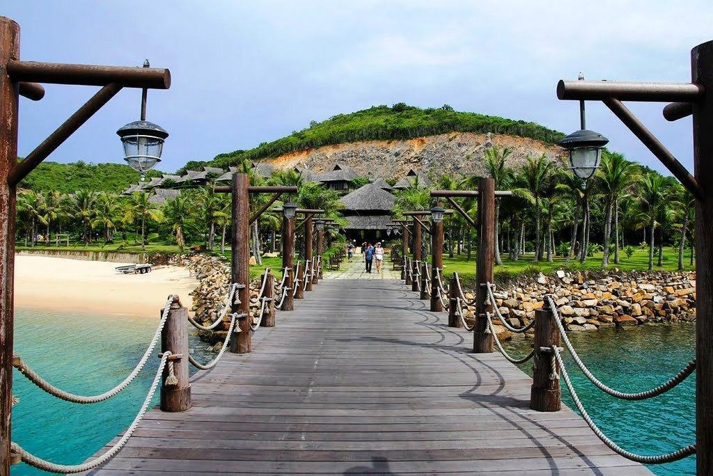 Cầu cảng dẫn lên đảo Hòn Tằm Nha Trang sau 10 phút đi cano ra đảo