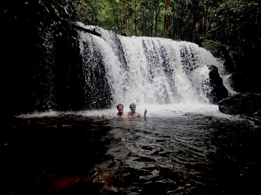 Tắm thác trong rừng vườn quốc gia Phú Quốc