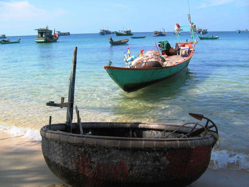 Hình ảnh tàu thuyền đánh bắt hải sản ở làng chài Hàm Ninh Phú Quốc (Kiên Giang)