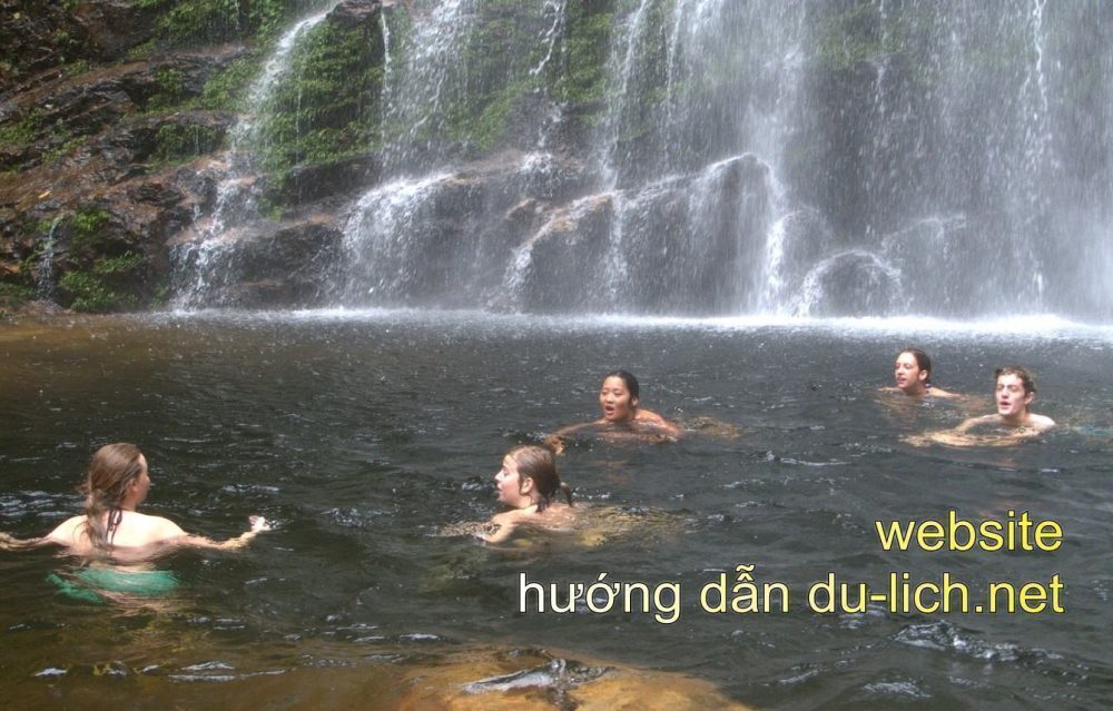 Review khu du lịch thác Tình Yêu: khách du lịch nước ngoài vào tắm ở hồ Tình Yêu