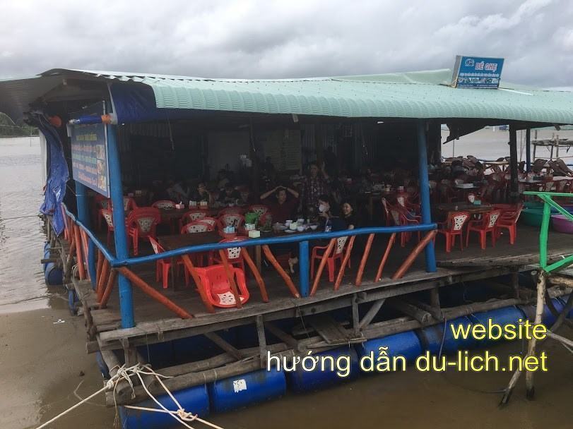 Những nhà hàng (bè nổi) chuyên hải sản rẻ ở làng chài Hàm Ninh