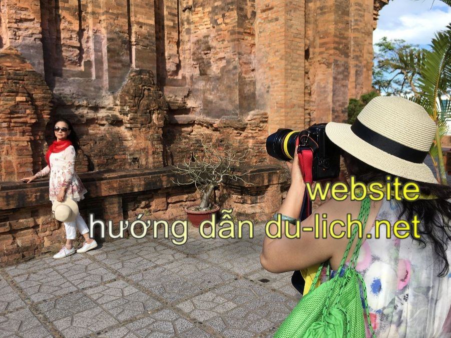 Hình ảnh du khách Trung Quốc chụp hình tại các tòa tháp