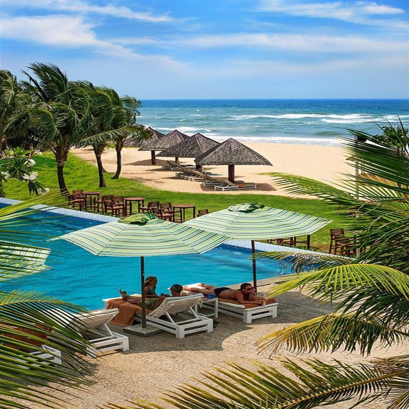 Phía trước của Eden Resort Phú Quốc là biển Bãi Dài cực đẹp và cát mịn