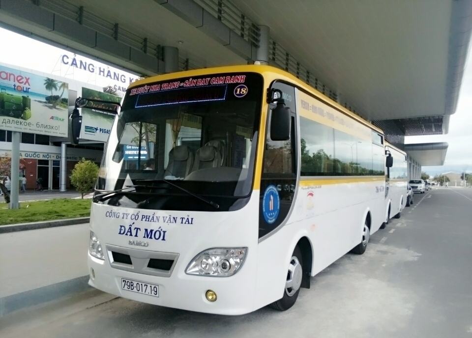 Xe bus đưa đón khách từ sân bay Cam Ranh về Nha Trang