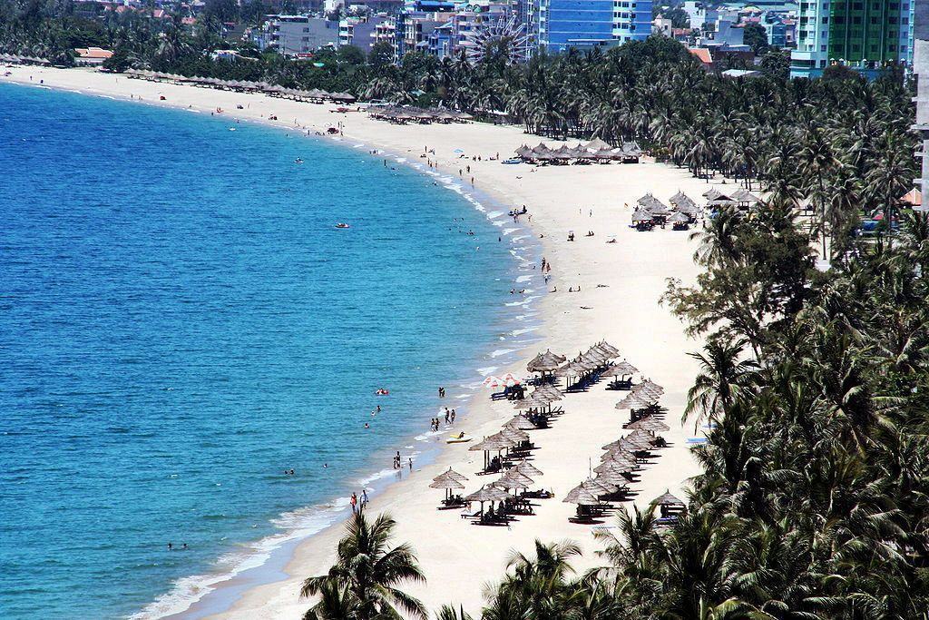 Hình ảnh tắm biển Nha Trang với cát trắng