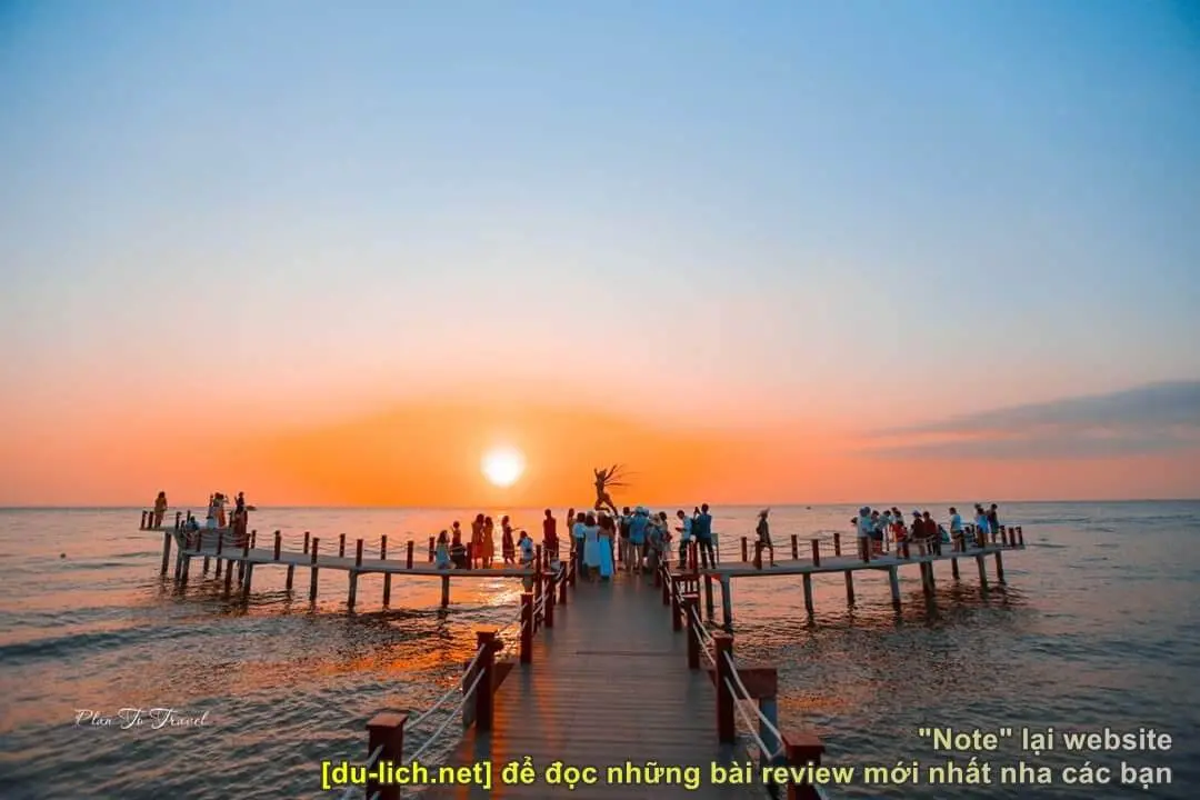 Phú Quốc - hòn đảo đẹp nhất Việt Nam - có một trong những bầu trời hoàng hôn đẹp nhất thế giới, tuyệt vời bởi ánh nắng vàng rực rỡ và biển cả bình yên. Hãy cùng xem bức ảnh hoàng hôn ở Phú Quốc để tận hưởng cảm giác yên bình của bầu trời.