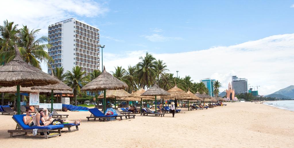 Bãi biển bên dưới khách sạn Novotel Nha Trang