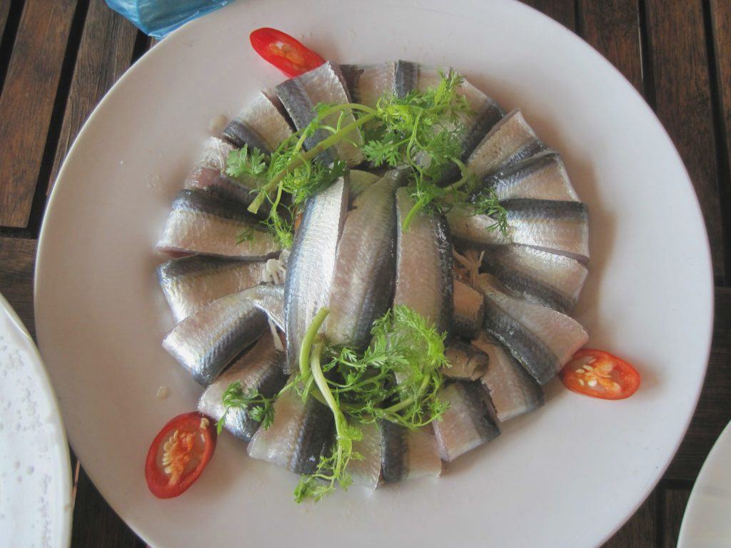 Đi phú quốc nên ăn gì ở đâu - món gỏi cá trích sau khi chế biến