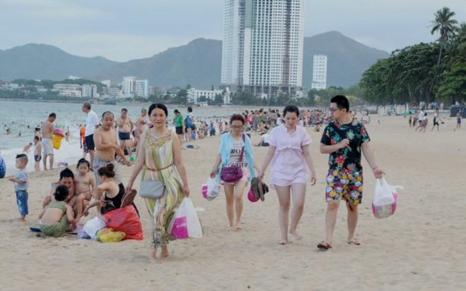 Hình ảnh khách Trung Quốc ở bãi biển Nha Trang