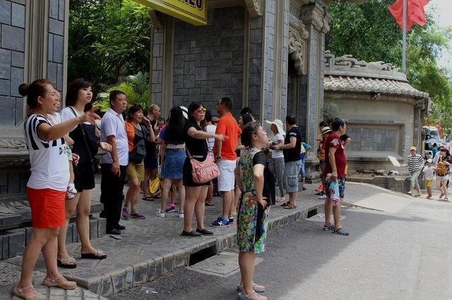 Hình ảnh khách Trung Quốc tại chùa Long Sơn Nha Trang