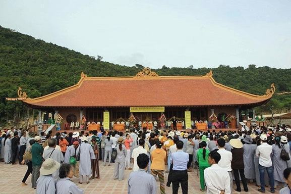 Rất nhiều du khách đến tham quan chùa Hộ Quốc