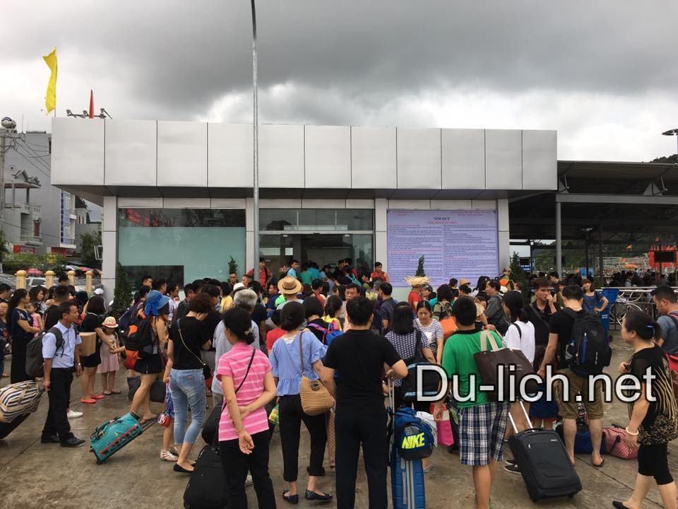 Hành khách chờ đợi xếp hàng ở cảng Vân Đồn vì bị cấm tàu do biển động