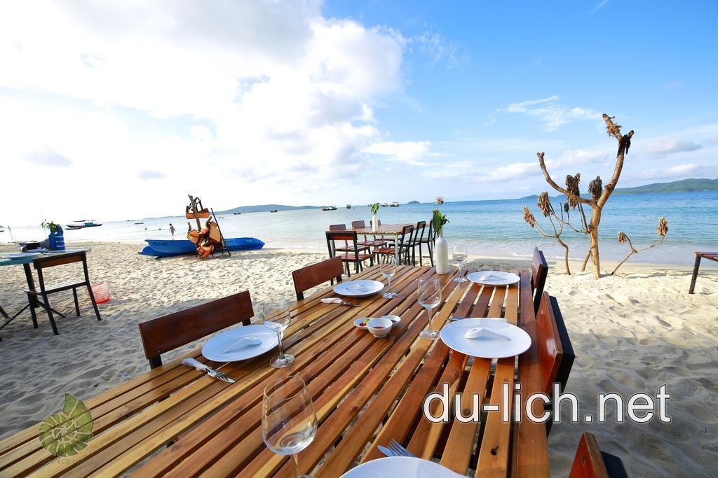 Có thể tổ chức cắm trại, ăn uống ngay tại các nhà nghỉ homestay nằm sát biển Cô Tô