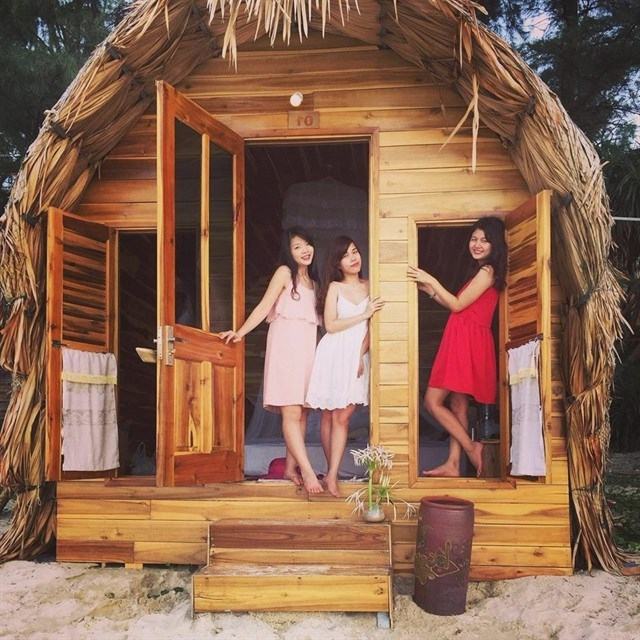 Hình ảnh một căn nhà gỗ dành cho dân du lịch bụi ở đảo Cô Tô