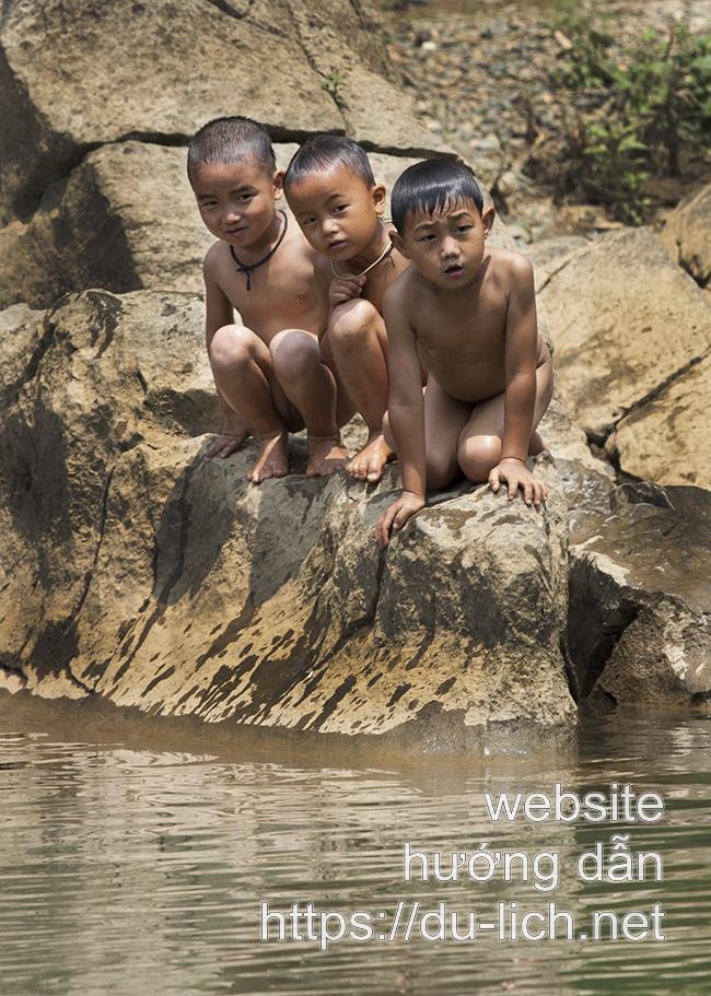 Trẻ em tắm suối trên đường vào bản Lùng Tám Quản Bạ Hà Giang