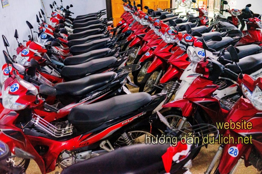 Vợ chồng Giang Sơn mua thêm hàng trăm xe máy để phục vụ mọi người trẻ đi du lịch bụi Hà Giang