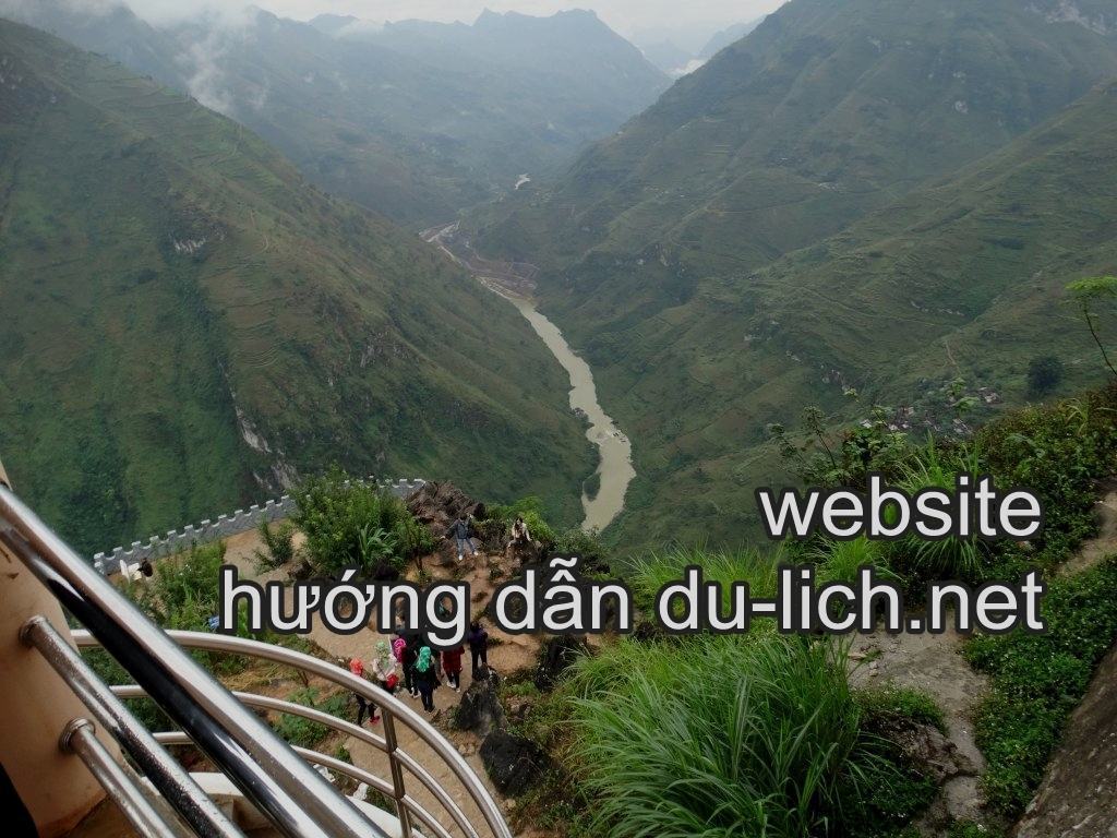 Trên điểm dừng chân đèo Mã Pí Lèng nhìn xuống sông Nho Quế