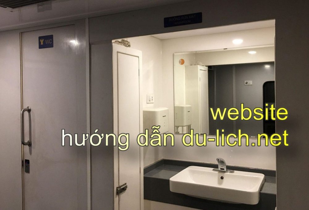 Khu vực toilet và nhà vệ sinh ở mỗi toa của tàu 5 sao TPHCM - Nha Trang