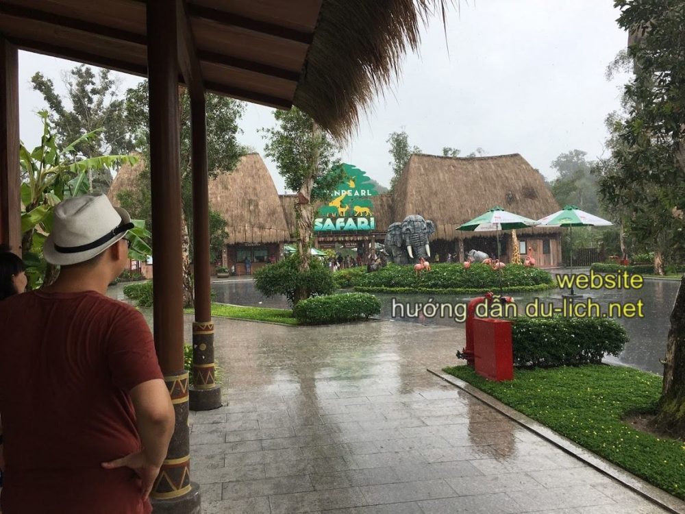 Review kinh nghiệm du lịch Phú Quốc đúng dịp mưa gió - vừa tới cổng Safari thì trời đổ mưa kaka!!!