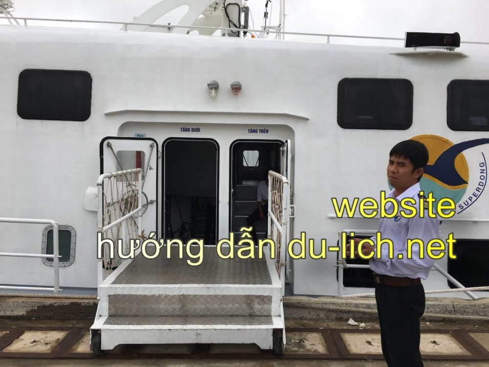 Nhân viên tàu Super Dong Con Dao hướng dẫn bạn lên tàu an toàn