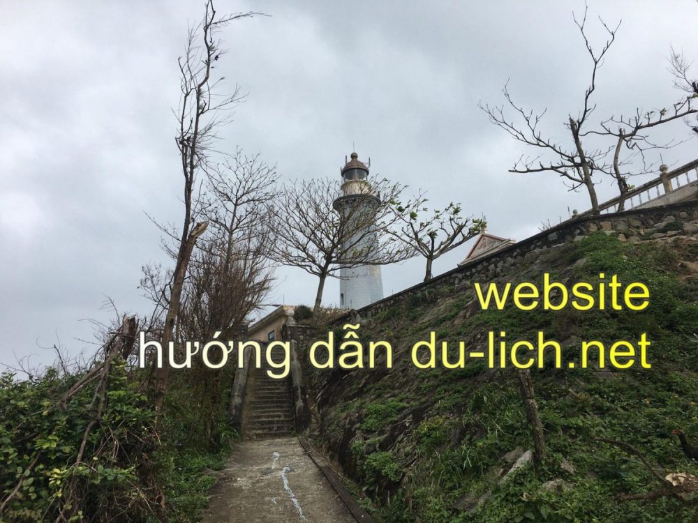 Hình ảnh ngọn hải đăng Kê Gà ở Mũi Điện