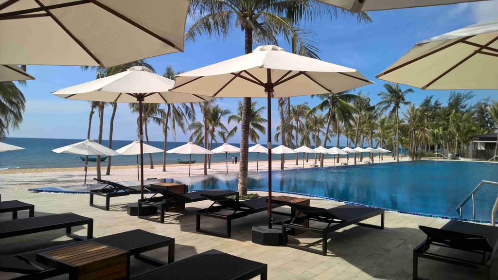 Có nên đặt phòng tại khách sạn Novotel Phú Quốc không - khu vực bể bơi ngoài trời