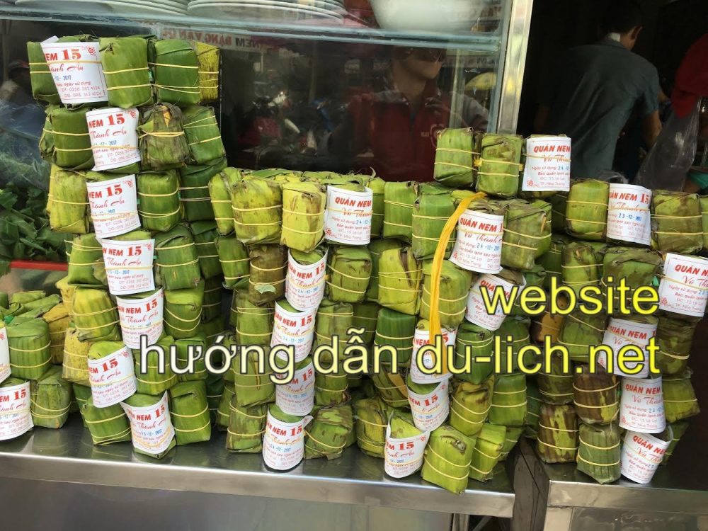 Nên mua quà gì khi đến Nha Trang: món nem chua bán tại cửa quán Vũ Thành An