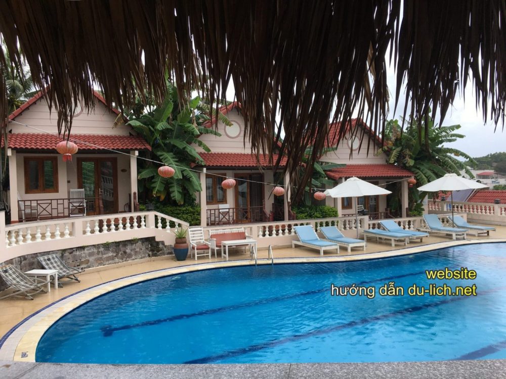 Hình ảnh Hong Bin Resort ở Phú Quốc với 3 bungalow nhìn ra bể bơi mà tôi đã book