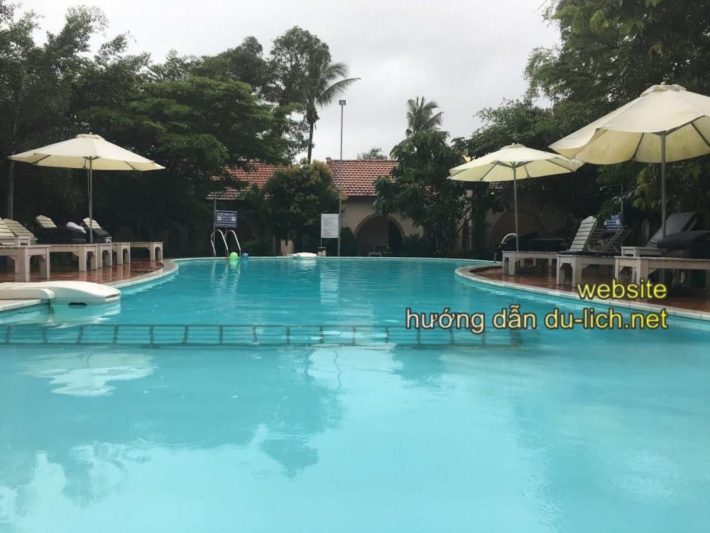 Hình ảnh Diadem Resort Phú Quốc: bể bơi ở giữa, xung quanh là các bungalow