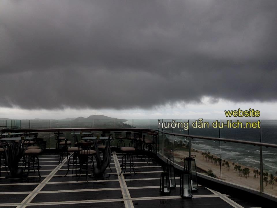 Nếu muốn ngắm mưa và những cơn dông ở biển Phú Quốc, cứ lên tầng 19 nóc nhà Phú Quốc