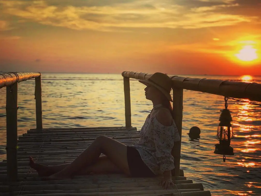 Với hình ảnh của Sunset Sanato Phú Quốc, bạn sẽ được chìm đắm trong khung cảnh tuyệt đẹp của bình minh và hoàng hôn trên bãi biển đẹp nhất Việt Nam.