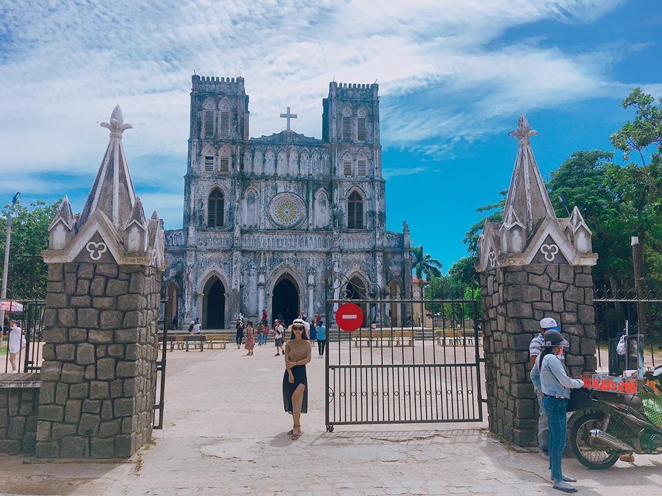 Check in Phú Yên bằng xe máy: hình ảnh nhà thờ Mằng Lăng cổ nhất VN