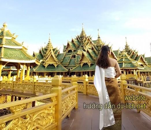 Thuê váy áo để diễn cực so deep tại công viên các di tích cổ của Bangkok