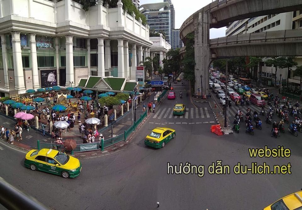 Cảnh tượng giao thông ở Bangkok, có rất nhiều taxi và BTS, MRT