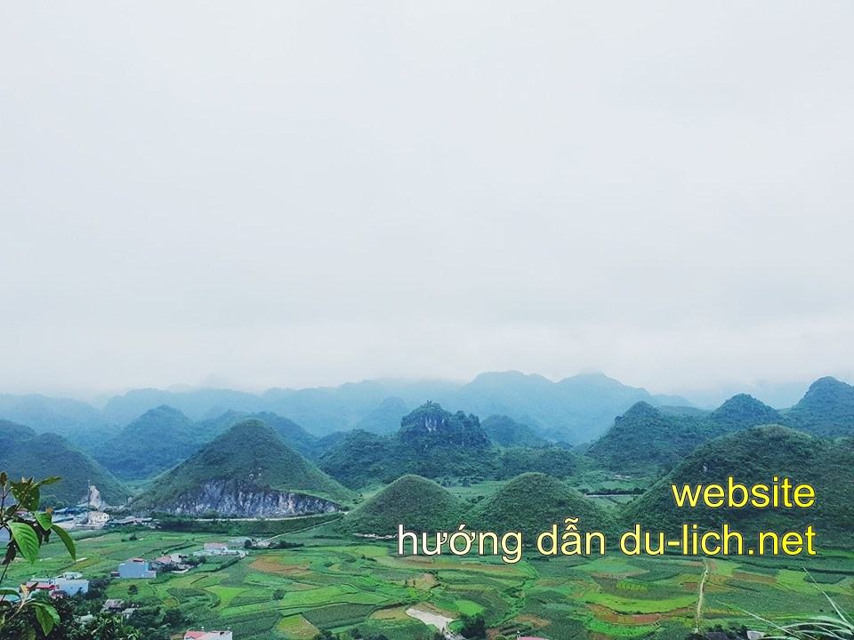Hình ảnh cung đường ở Hà Giang nhìn xuống núi đôi Quản Bạ