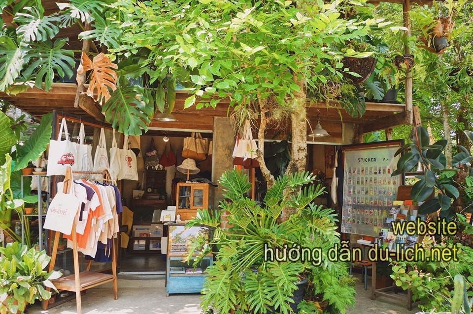 Review Chiang Mai Thailand: những cửa hàng nhỏ tại One Nimman, luôn xanh tươi cây lá