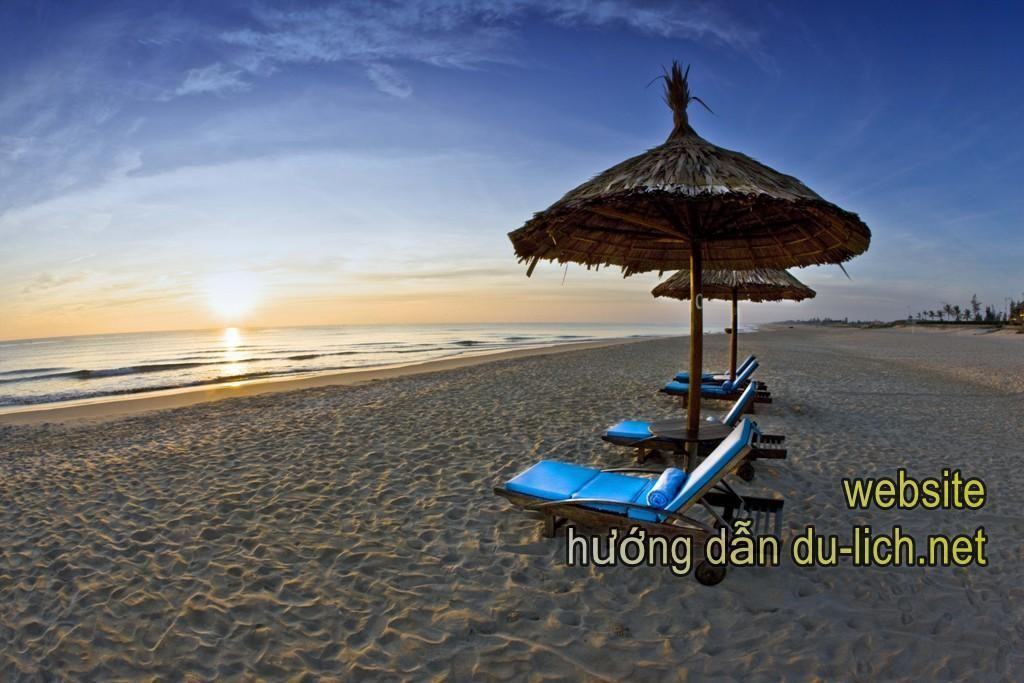 Nên ở khách sạn nào để ra biển Đà Nẵng gần và dễ nhất?