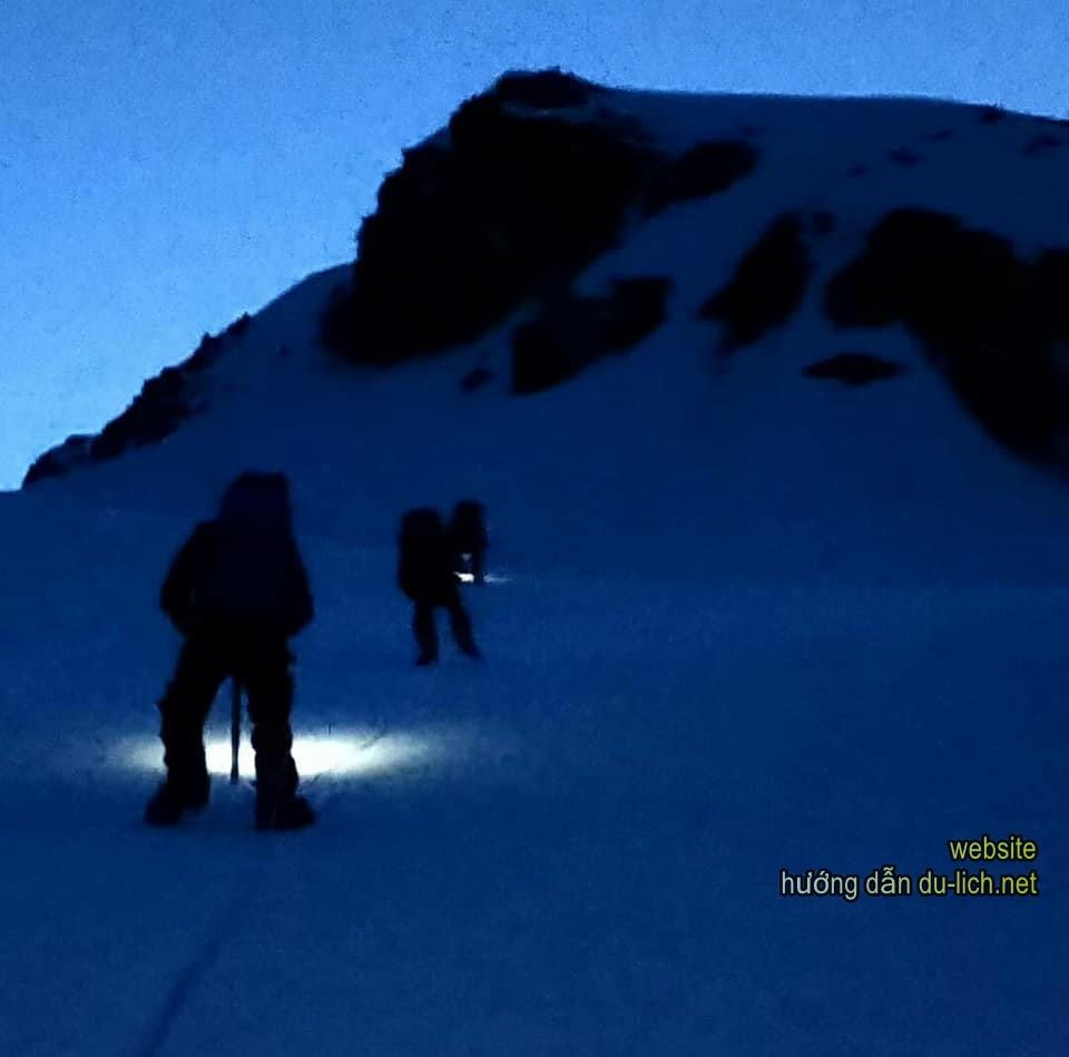 Cần tìm những người có kinh nghiệm leo núi tuyết ở Nepal để đi theo họ là tốt nhất