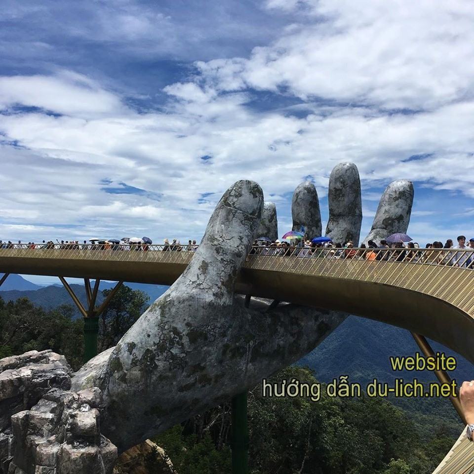 Hình ảnh Bà Nà Hills với cây cầu lạ nổi tiếng nhất VN hiện nay