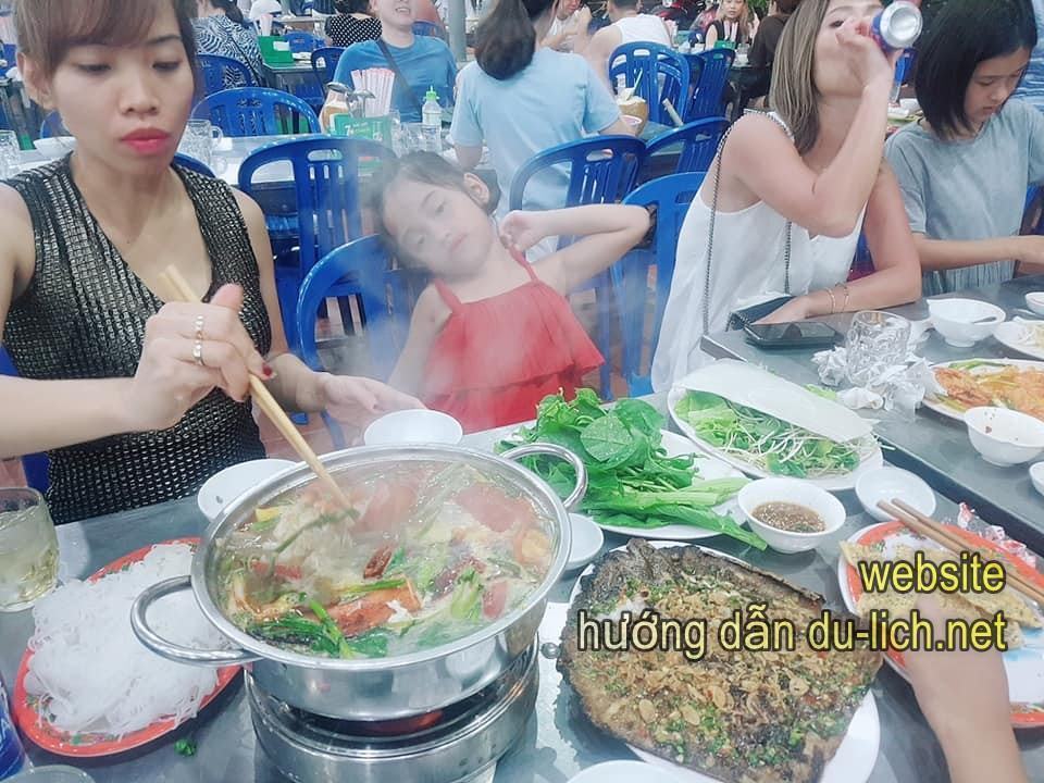 Cảnh ăn uống tại nhà hàng Bé Mặn - Đà Nẵng