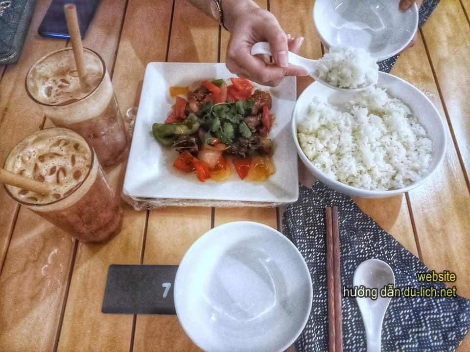Bữa ăn đơn giản tại Chi-Bu Resort Nhơn Trạch Đồng Nai (11)