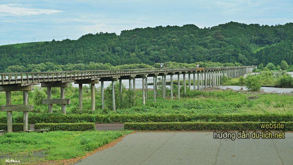 Lúc tạnh mưa. Nếu mọi người tới thăm TP Shizuoka, đừng quên ghé cây cầu gỗ này để check in nha