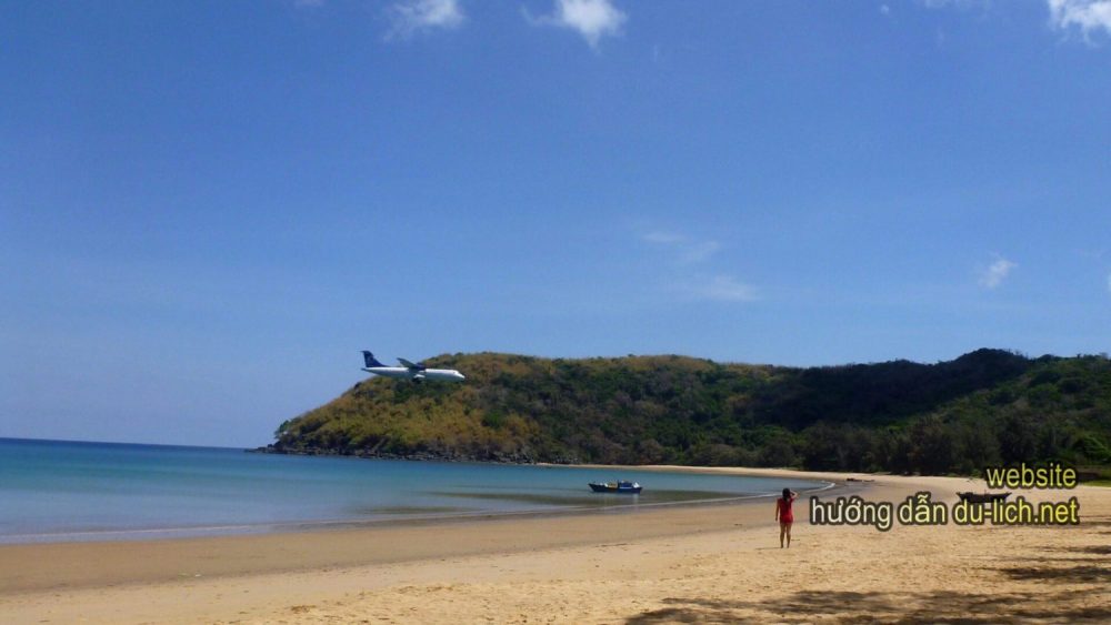 Khoảnh khắc lúc máy bay cất hoặc hạ cánh xuống sân bay Côn Đảo qua bãi biển Đầm Trầu