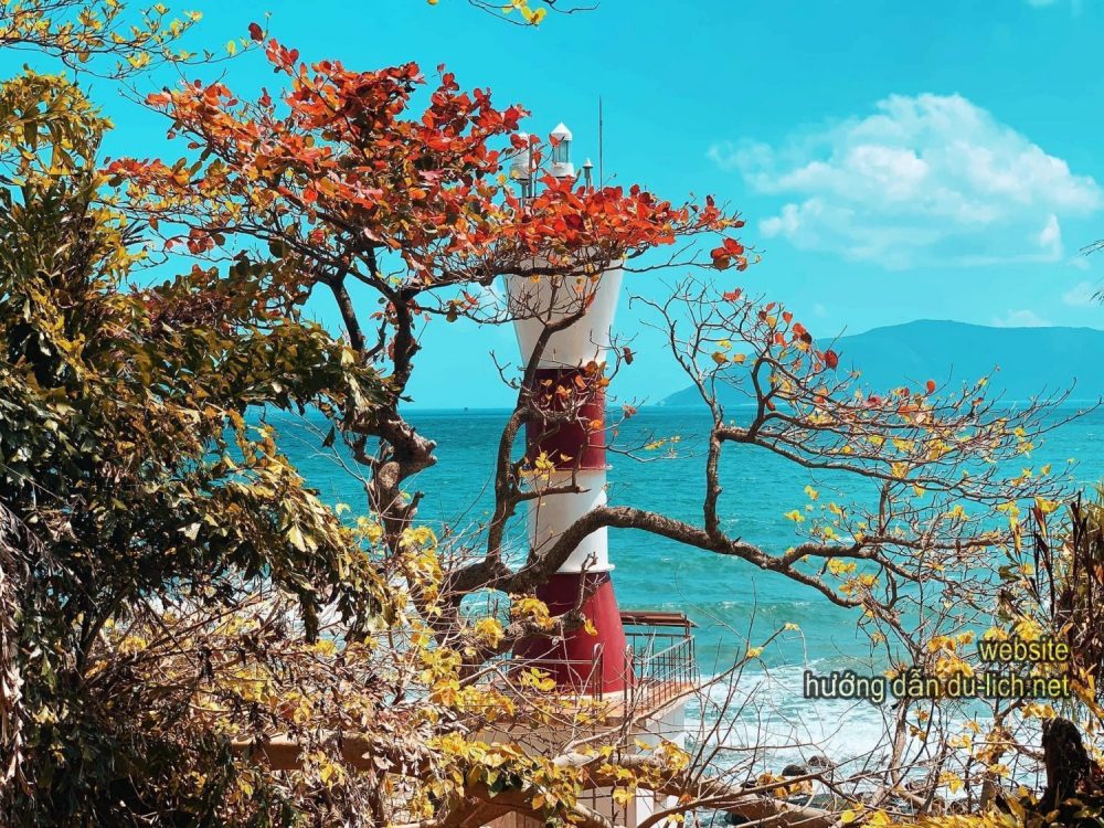 Hình ảnh ngọn hải đăng ở bãi Đá Trắng Côn Đảo