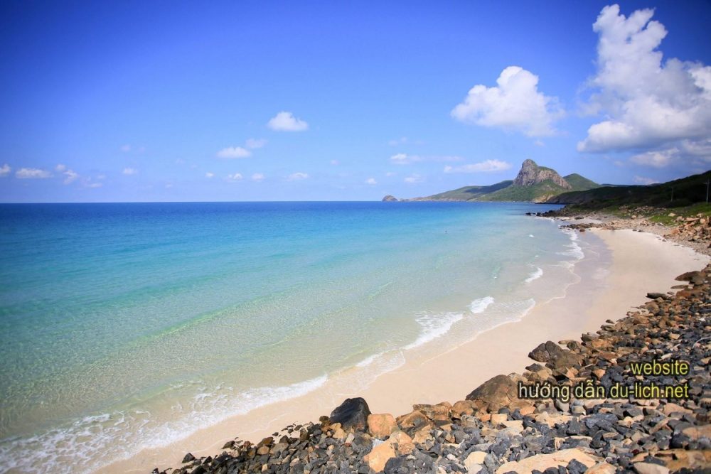 Hình ảnh bãi biển bãi Nhát được ví von là 1 trong 6 bãi tắm đẹp nhất thế giới