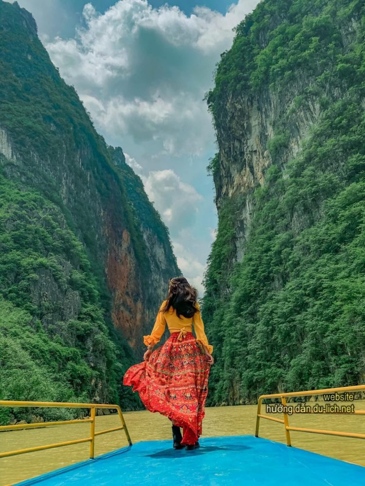 Review Hà Nội + Ninh Bình + Hà Giang: Mang thật nhiều trang phục đẹp để chụp ảnh trên dòng sông Nho Quế