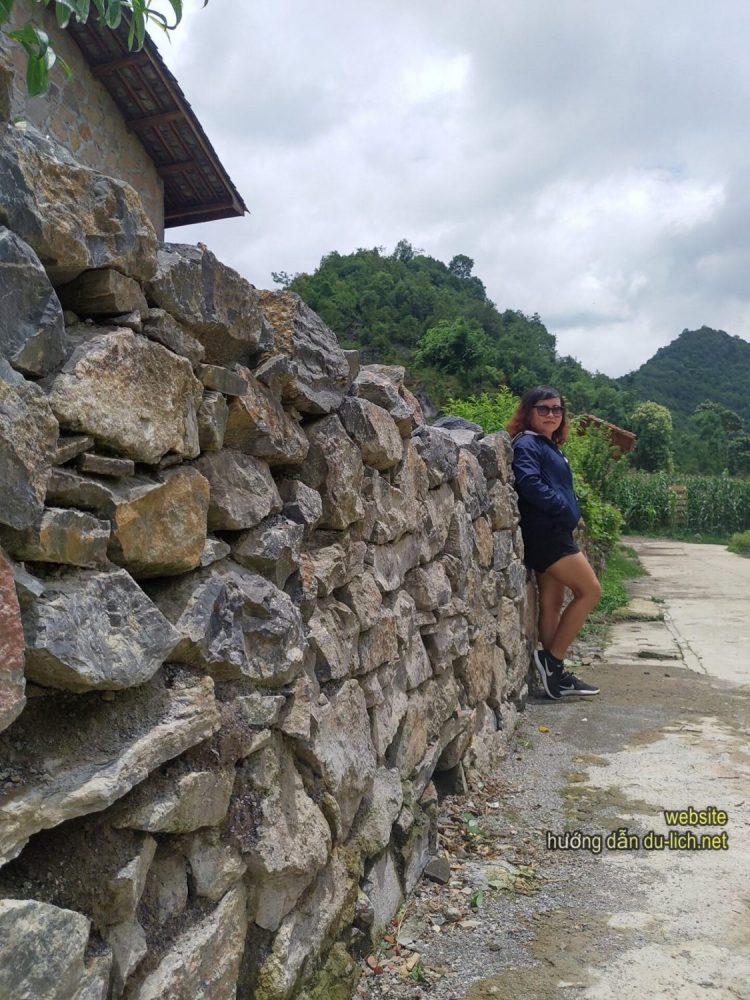 Check in bức tường rào đá ở Lô Lô Chải - Review kinh nghiệm du lịch Hà Giang 1 mình (Trang Phạm) (2)
