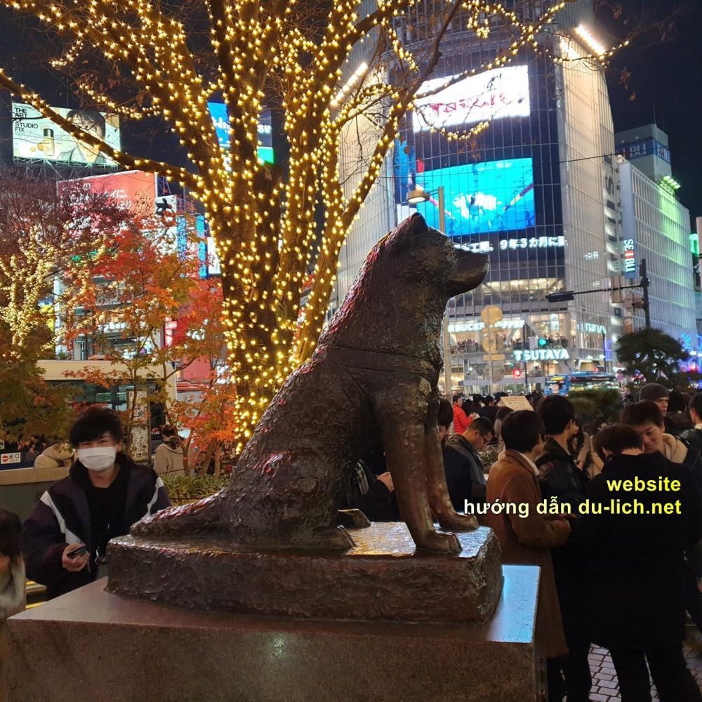 Hình ảnh bức tượng chú chó Hachiko ở Shibuya