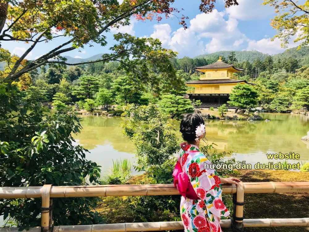 Hình ảnh chùa vàng Kinkakuji nổi bật giữa hồ nước xanh