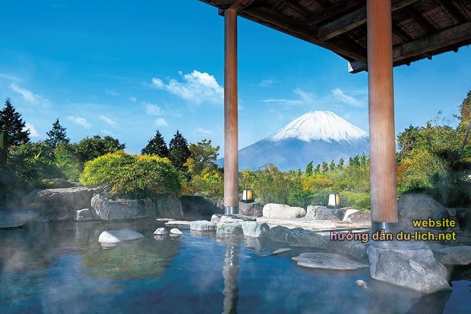 Tại 1 địa điểm tắm onsen ở Hakone có thể ngắm núi Phú Sĩ xa xa kia kìa